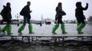 Tourists walk on raised platforms for flood waters in St. Mark Square during a period of seasonal high water in Venice October 27, 2012. The water level in the canal city rose to 127 cm (50 inches) above the normal level, according to the monitoring institute. REUTERS/Manuel Silvestri (ITALY - Tags: ENVIRONMENT SOCIETY TRAVEL) Published: Říj. 27, 2012, 12:09 odp.