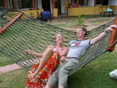 Rebecca a Martin jsou dobrovolníci z Británie. Do Unawatuny přijeli trávit víkend. Odpoledne se houpali v síti před hotelem Sea View Deepala Yatawary.
