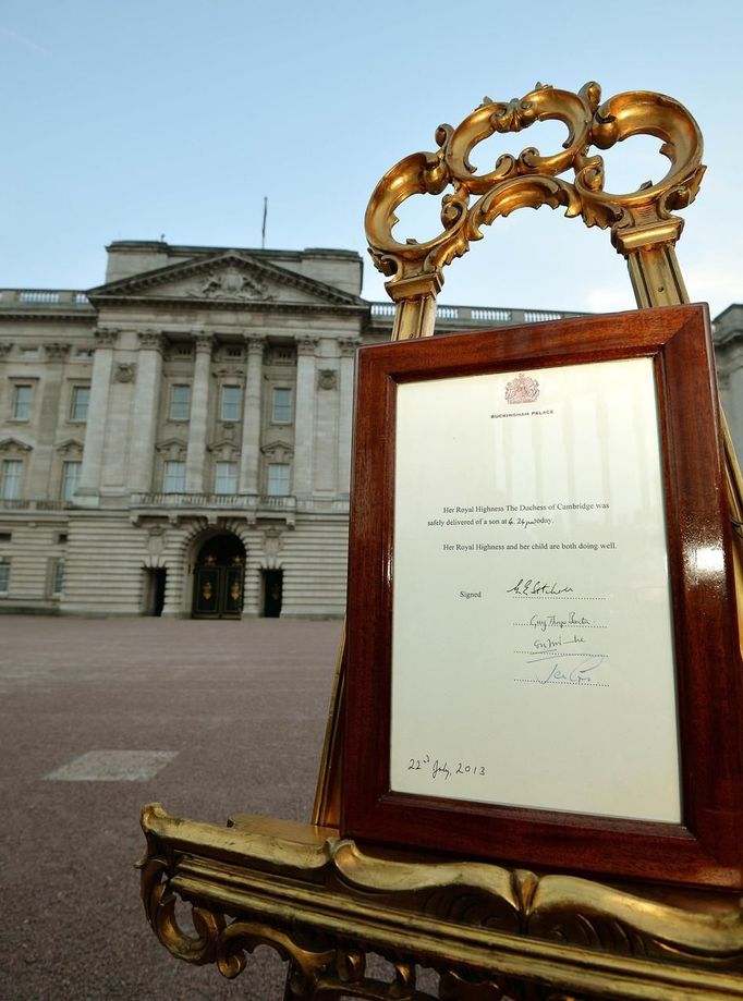 Tradiční oznámení o narození královského potomka se objevilo u brány Buckinghamského paláce.