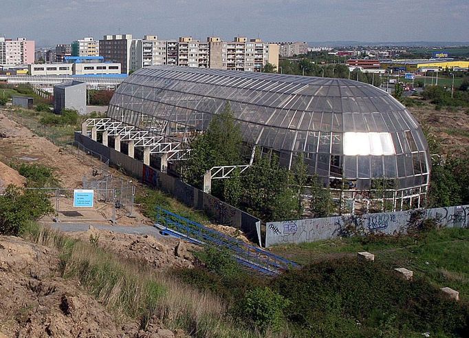 Západní vestibul stanice metra Stodůlky čeká od roku 1994 na své otevření