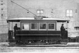 Motorový vůz soukromé Elektrické dráhy Praha-Libeň-Vysočany ze série č. 13-17, vzniklé dosazením elektrické výzbroje na původní vlečné vozy. Snímek pochází z roku 1898. Vozy tohoto dopravního podniku byly zelené.