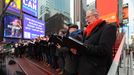 Snímek z vystoupení Pražského filharmonického sboru na Times Square.