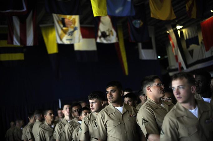 U.S. Marines prepare to line up and stand at the rails of the USS Wasp as the amphibious assault ship enters the New York Harbor for Fleet Week May 23, 2012. REUTERS/Keith Bedford (UNITED STATES - Tags: MILITARY SOCIETY MARITIME) Published: Kvě. 23, 2012, 7:37 odp.