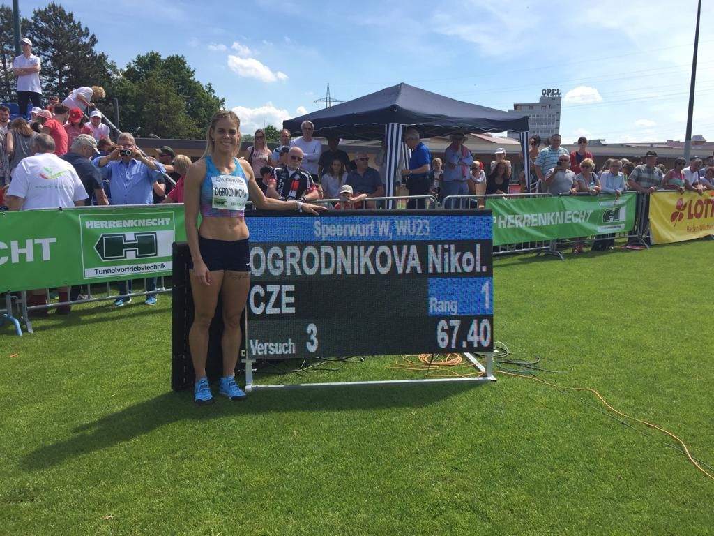 Nikola Ogrodníková si na mítinku v Offenburgu 2019 hodila osobní maximum