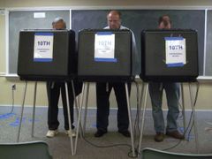 Voliči hlasují ve volební místnosti ve Virgínii.