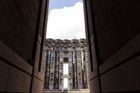Kolosální obytné domy Les Espaces d'Abraxas, které tyto sny měly uvést v praxi, postavil mezi lety 1978 a 1983 katalánský architekt Ricardo Boffil.