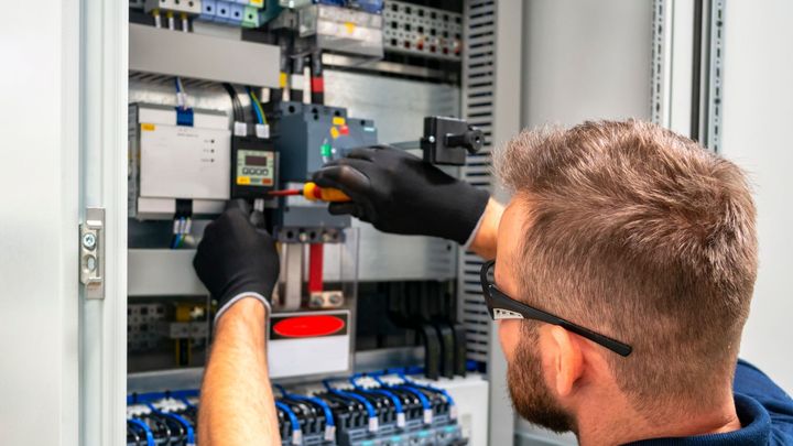 Škatulata na trhu práce: které pozice za pár let zmizí, kde naopak lidé chybí