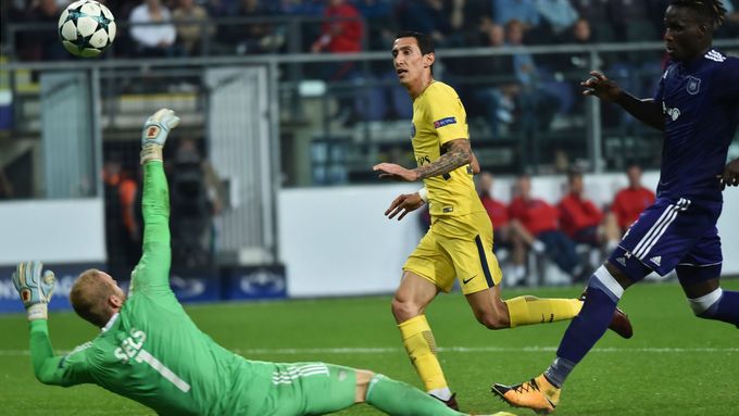 Angel di María z Paris St. Germain (ve žlutém) dává v Lize mistrů gól Anderlechtu Brusel