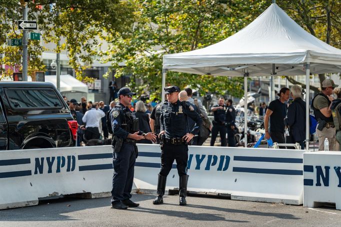 Okolí sídla OSN hlídali newyorkští policisté, federální složky i příslušníci amerických tajných služeb.