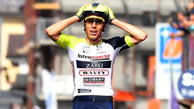 Jan Hirt slaví triumf v královské 16. etapě Gira d'Italia
