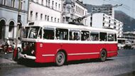 Pozoruhodná je historie trolejbusové dopravy v Děčíně. Slavnostní zahájení provozu na úseku Mírové náměstí - náměstí Svobody se konalo již 6. ledna 1950, tedy o plných 38 let dříve než v nedalekém Ústí nad Labem. Jenže tu trolejbusy skončily ve stejnou dobu jako v Praze, tedy v roce 1972, plně nahrazeny autobusy byly od roku 1973.