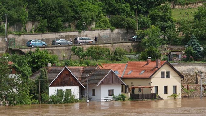 Mělník zasáhla silná povodeň, část města je pod vodou
