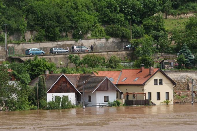 Zatopené domy na nábřeží v Mělníce