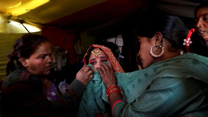 Foto: Žijí teď v chatrných domcích. Přesto tisíce Pákistánců raději prchly do Indie