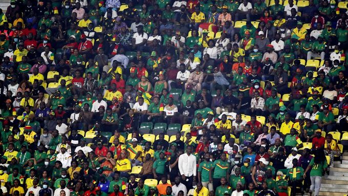 Hlediště stadionu Olembé v Yaoundé během osmifinále mistrovství Afriky mezi fotbalisty Kamerunu a Komor.