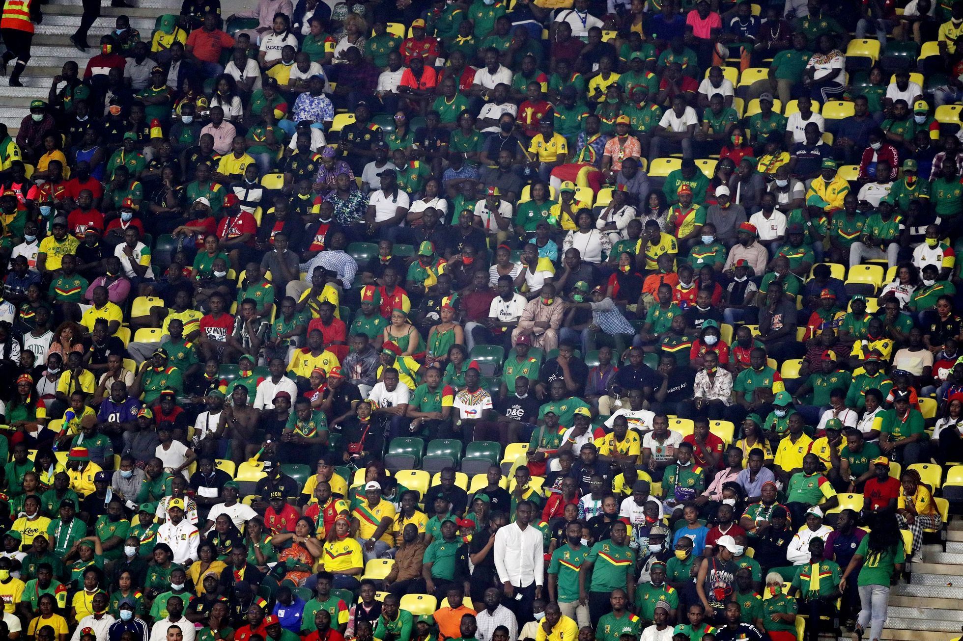 Hlediště stadionu Olembé v Yaoundé během osmifinále mistrovství Afriky mezi fotbalisty Kamerunu a Komor.