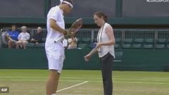 Tenista na Wimbledonu musí mít na sobě všechno bílé. Jurij Rodionov si musel převléct trenky