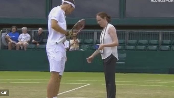 Tenisový sociál tentokrát o bílé tradici na Wimbledonu. Kdo měl barevné trenky, musel se jít převléknout