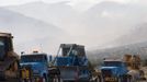 The Topaz Ranch Estates fire burns behind a line of fire equipment in Wellington, Nevada May 24, 2012. Lighter winds and higher humidity helped crews' efforts to curb the Topaz Ranch Estates wildfire that has razed more than 9 square miles (23 square km) of brush south of Carson City, charring two homes and more than a dozen outbuildings. REUTERS/James Glover II (UNITED STATES - Tags: DISASTER ENVIRONMENT) Published: Kvě. 25, 2012, 1:52 dop.