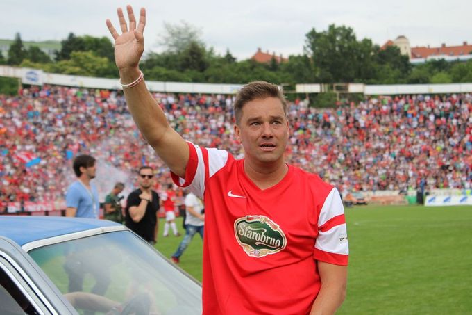 Petr Švancara se v sobotu rozloučil na legendárním fotbalovém stadionu Za Lužánkami se svojí kariérou. Na exhibici dorazily desetitisíce lidí.
