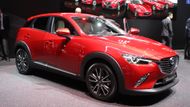 Mazda CX-3 začíná podobně jako Yeti na ceně 399 900 korun. Základní výbava Emotion nabízí alespoň základní věci jako klimatizaci a rádio, pod kapotou vrčí benzinový dvoulitr.