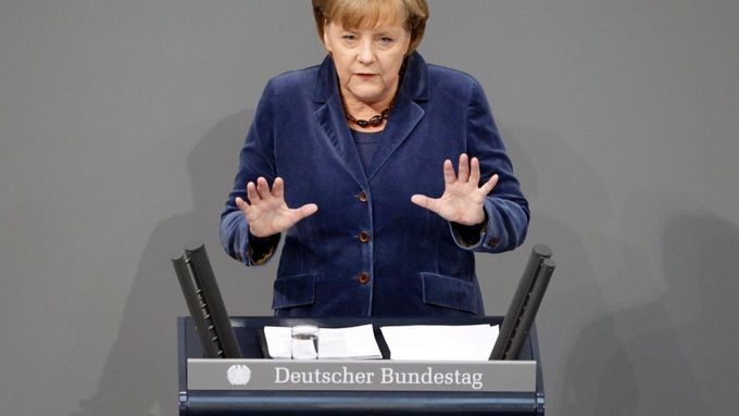 Merkelová bojuje za Řeky i za euro.