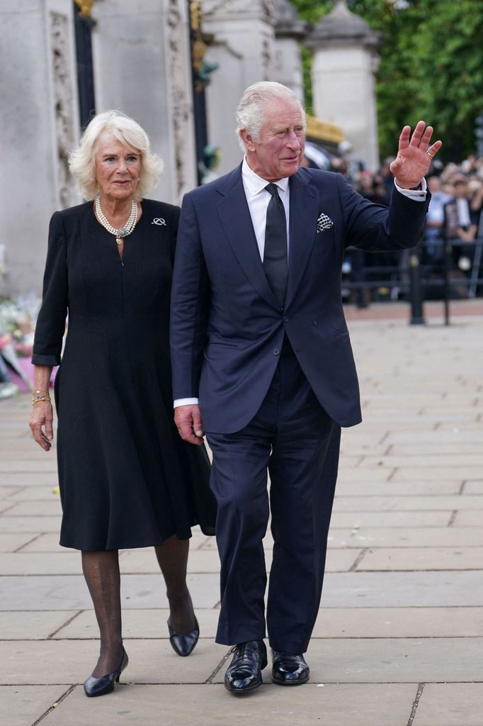 Královský pár před Buckinghamským palácem (pátek 9. září 2022)