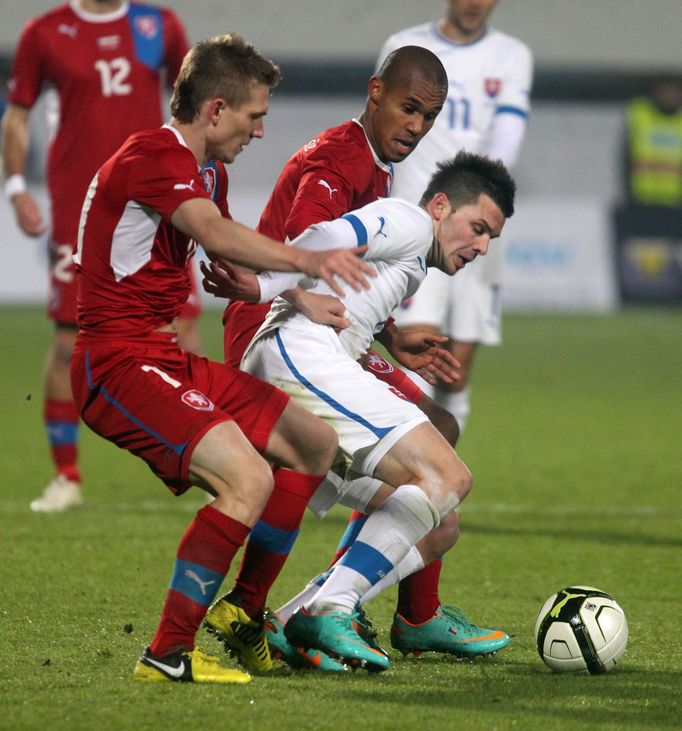 Čeští fotbalisté Bořek Dočkal a Theodor Gebre Selassie v přátelském utkáním se Slovenskem v listopadu 2012.