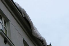 Muž v Ostravě odklízel sníh ze střechy, spadl a zemřel