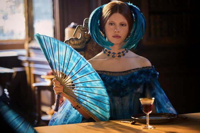 Snoubenka Victorova bratra v podání herečky a modelky Miy Gothové.