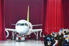 Čína představila své první velké dopravní letadlo. Má konkurovat boeingu i airbusu
