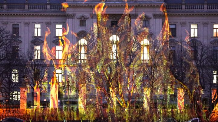 Foto: Úřad vlády "v plamenech". Greenpeace vadí, že ČR blokuje uhlíkovou neutralitu