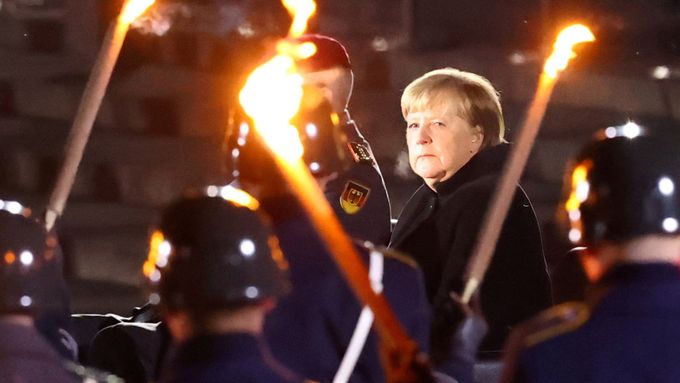Angela Merkelová na vojenské přehlídce.