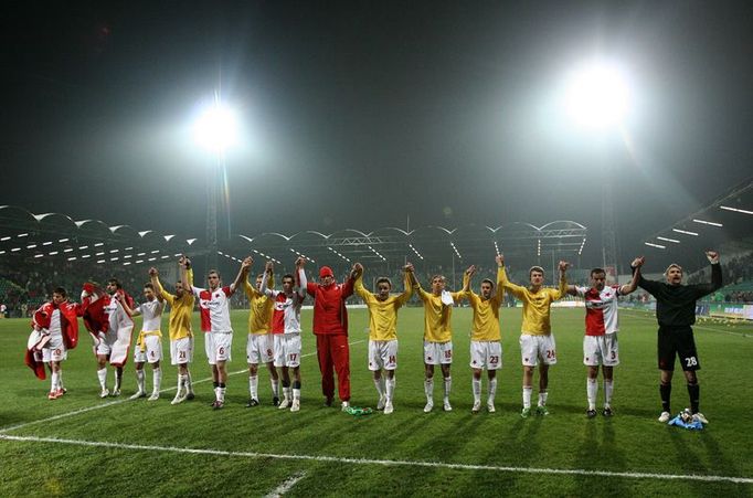 Děkovačka. Hráči Slavie děkují za podporu přibližně pěti stům diváků, kteří za nimi do Žiliny přijeli.