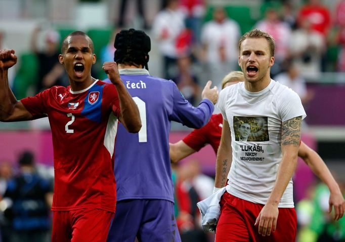 Theodor Gebre Selassie a Michal Kadlec se radují po utkání Řecko - Česká republika v základní skupině A na Euru 2012.