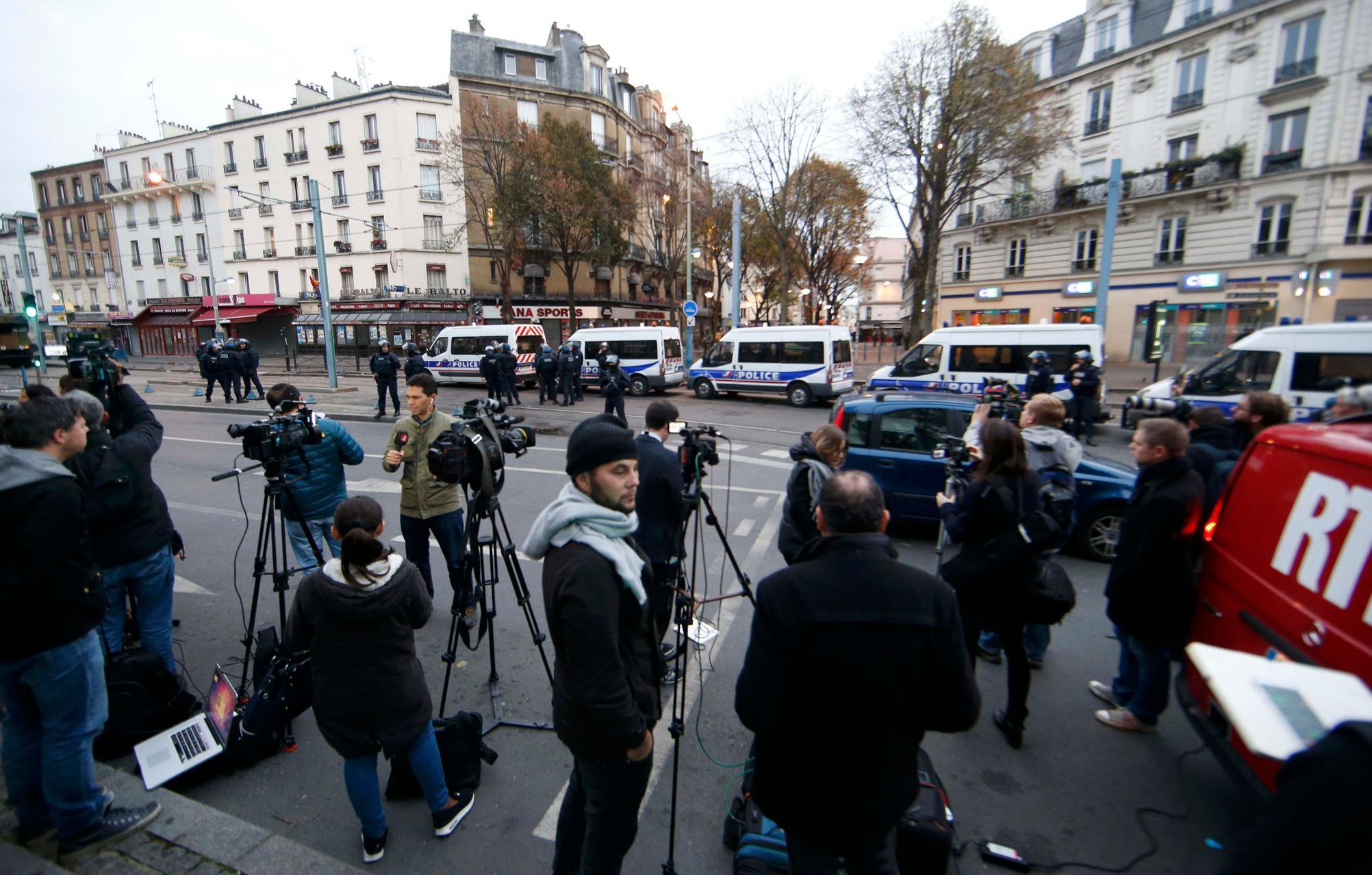 Novináři v Saint Denis. Do míst zásahu se pochopitelně nedostanou.