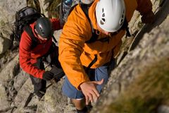 Nejméně deset turistů zahynulo v národním parku na jihu Itálie, pátrání pokračuje
