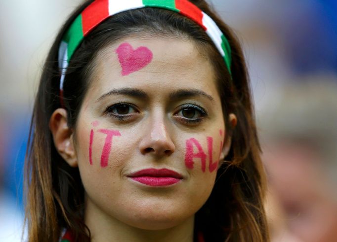 An Italy fan poses before the 2014 World Cup Group D soccer match between England and Italy at the Amazonia arena in Manaus June 14, 2014. REUTERS/Ivan Alvarado (BRAZIL -