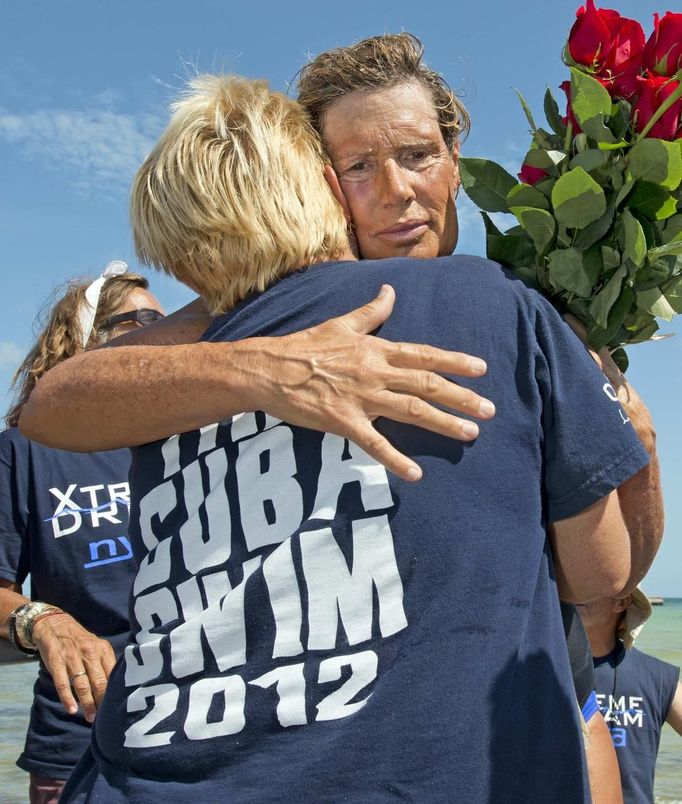 Endurance swimmer Diana Nyad, (R), is hugged by crew member Vanessa Linsley after arriving in Key West, Florida in this August 21, 2012 handout photo. Nyad failed in a fourth attempt to complete a swim across the Florida Straits from Cuba to the Florida Keys. REUTERS/Andy Newman/Florida Keys News Bureau/Handout (UNITED STATES) Published: Srp. 21, 2012, 10:40 odp.