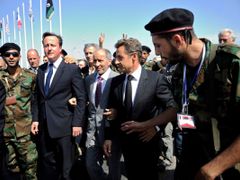 Se Sarkozym se Cameron nedávno setkal také v Libyi, kam je přilákala vidina obchodů s ropou.