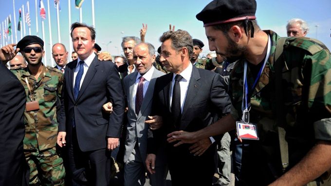 Nicolas Sarkozy a David Cameron přiletěli do Libye. Povstalci je tam vítali jako nejvěrnější spojence.