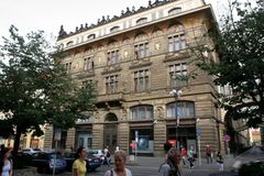 Šéf bankovního gigantu UniCredit dal hlavu na špalek