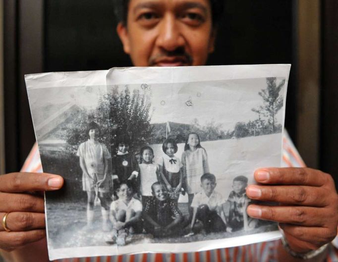 Sonni Gondokusumo, kamarád amerického prezidenta drží nedatovanou fotografii z dětství. Na snímku je malý Obama v první řadě, druhý zleva.