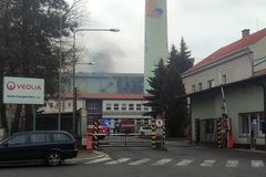 V elektrárně v Kolíně po výbuchu hoří, plameny se šíří na střechu. Nikdo se nezranil