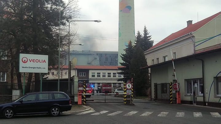 V elektrárně v Kolíně po výbuchu hoří, plameny se šíří na střechu. Nikdo se nezranil