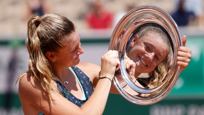 Lucie Havlíčková pózuje s trofejí vítězky juniorky na French Open 2022.