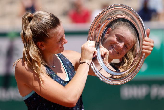 Lucie Havlíčková pózuje s trofejí vítězky juniorky na French Open 2022.