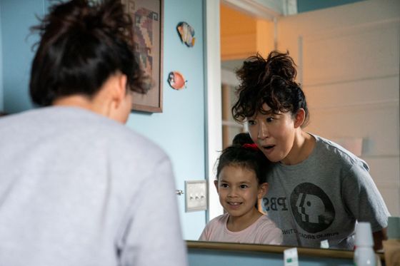 Everly Carganillová v roli Juju a Sandra Ohová jako Ji-Yoon Kimová.