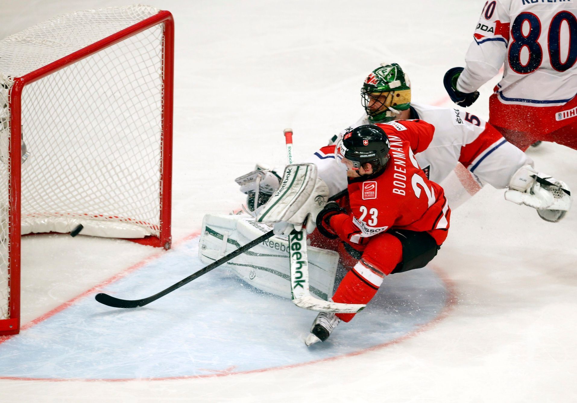 Hokej, MS 2013, Česko - Švýcarsko: Simon Bodenmann dává gól na 2:4