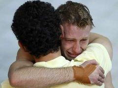 Mitcham pláče na rameni svého trenéra. Právě získal olympijské zlato.